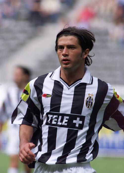 尤文之子文质彬彬却凶悍，30岁征战西甲，33岁告别赛场转型教练